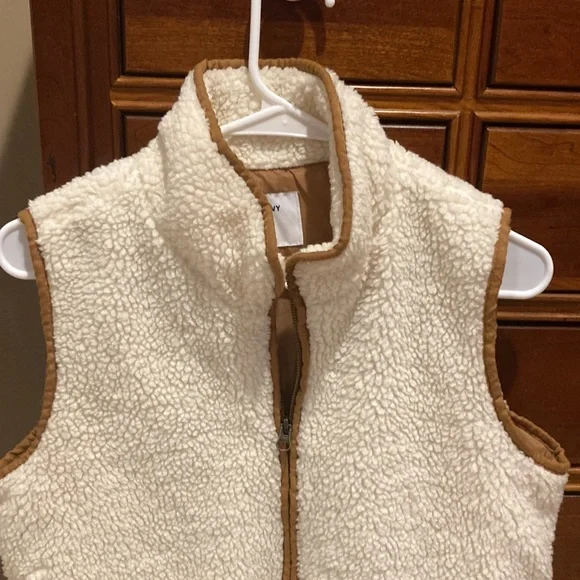 Old Navy women’s vest, size medium, ivory fur with brown detail,keeps u warm! - Picture 2 of 9